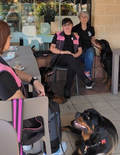 I soci dell'associazione con i loro cani al tavolino di un bar
