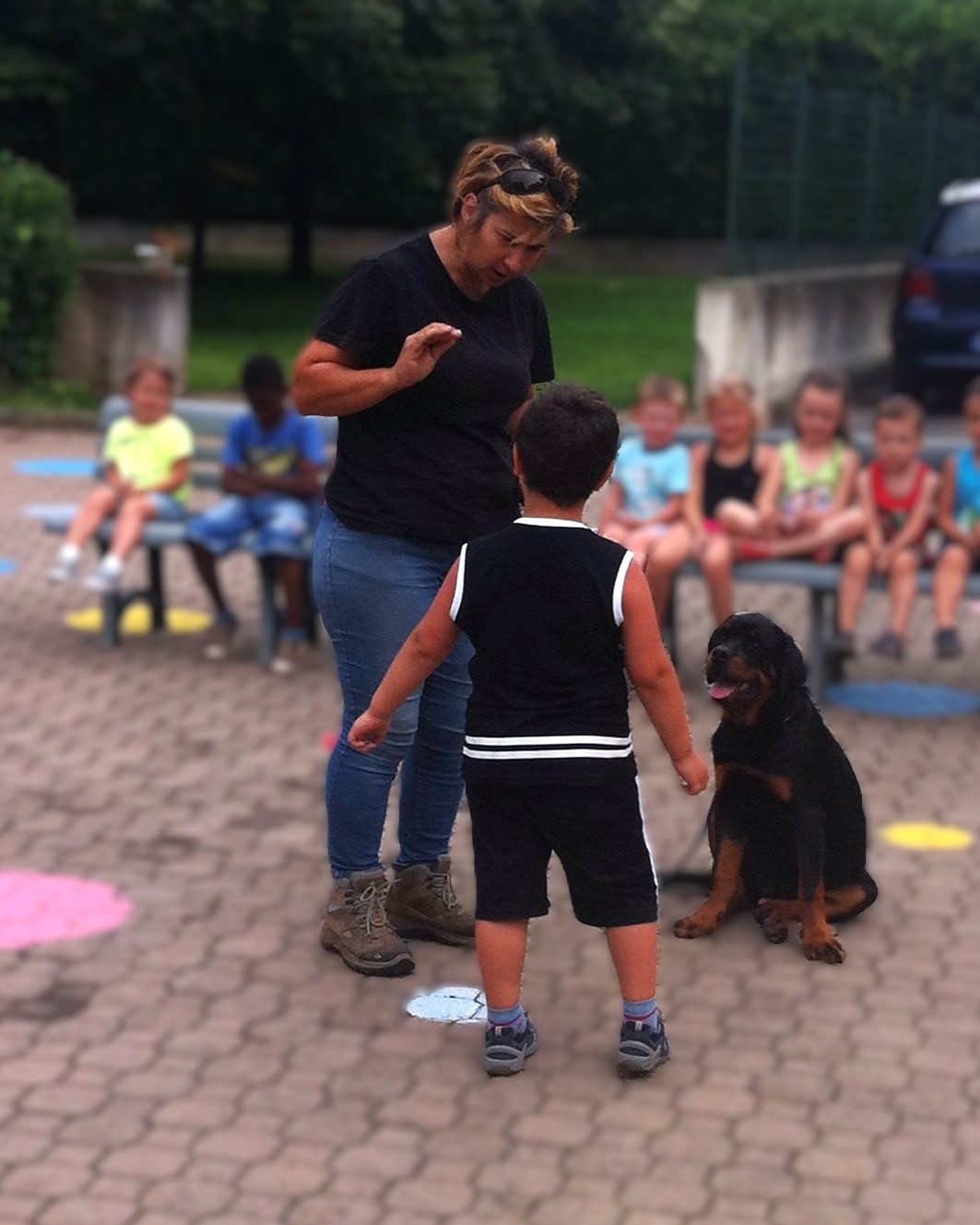 Bambini della scuola incontrano un rottweiler nel cortile
